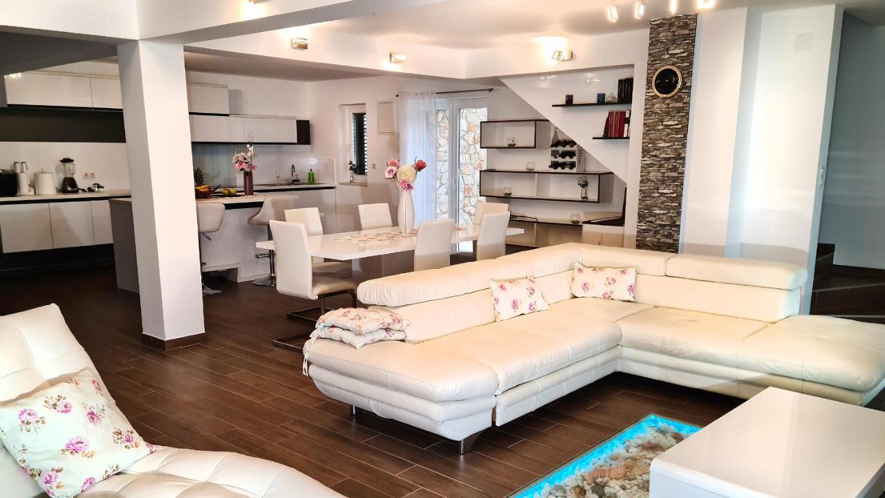 Villa Relax , With Seaview And Two Pools Near Beach Starigrad  Exteriér fotografie
